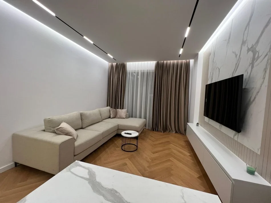 Tirane, jepet me qera 1+1+Ballkon Kati 4, 75 m² 900 € 