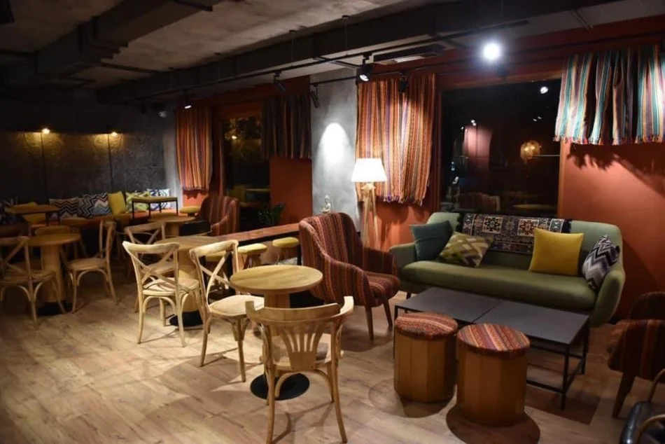 Tirane, jepet me qera ambjent biznesi Kati 0, 175 m² 2.000 € (Ish Ekspozita)