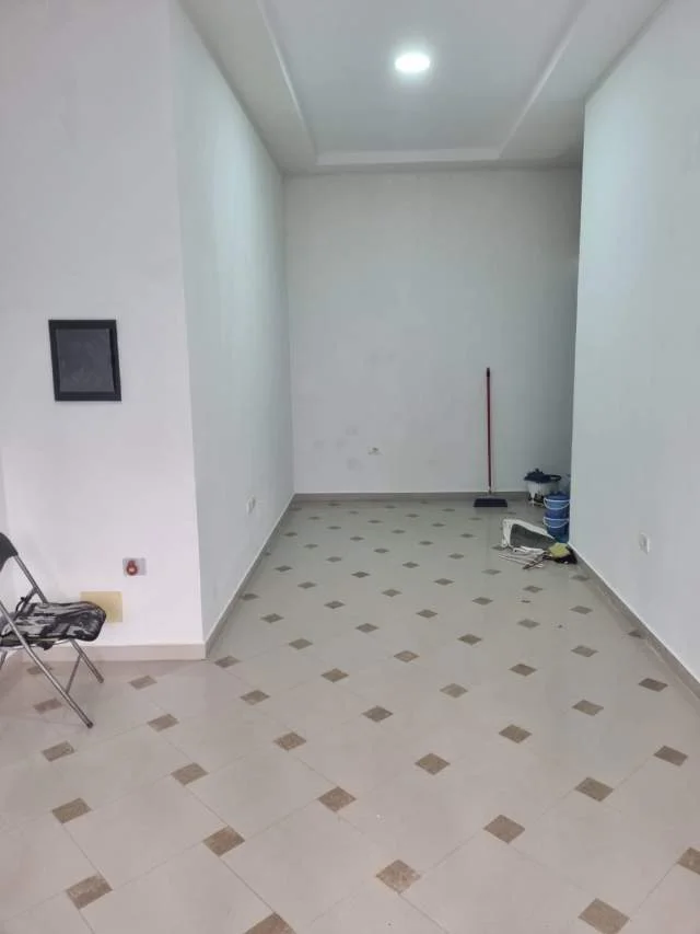 Tirane, jepet me qera ambjent biznesi Kati 0, 28 m² 210  (Yzberisht)