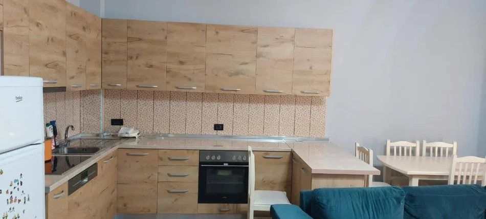 Tirane, jepet me qera apartament 2+1+Ballkon Kati 7, 140 m² 550 € (rruga Hamdi Sina)