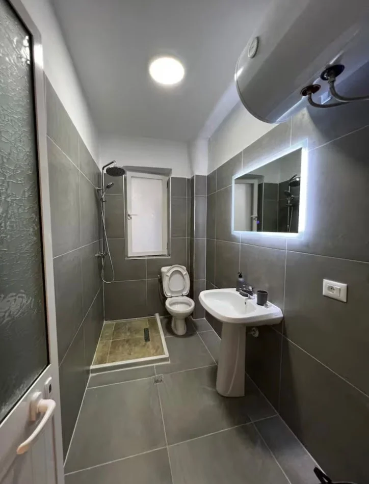 Tirane, jepet me qera apartament 2+1+Ballkon Kati 3, 80 m² 650 € 