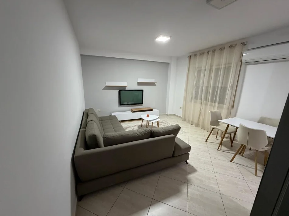 Tirane, jepet me qera 2+1 Kati 7, 107 m² 700 € 