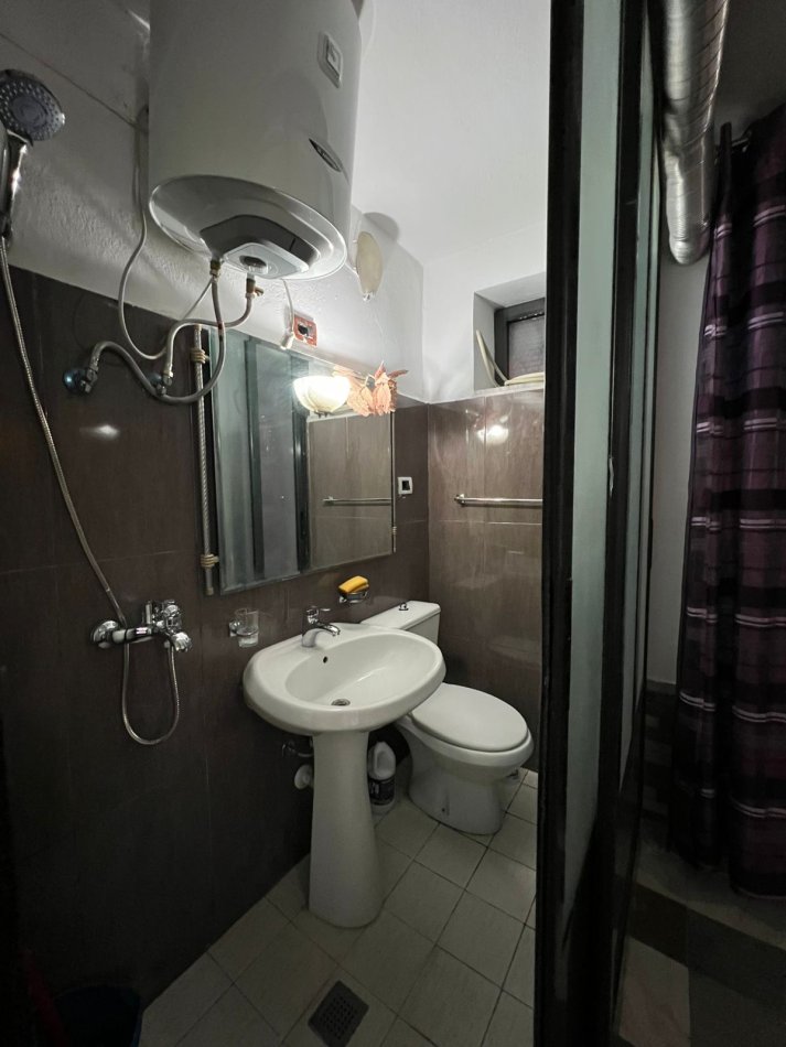 Tirane, jap me qera garsonier 1+1 Kati 1, 200 € (Sander Bruzi)