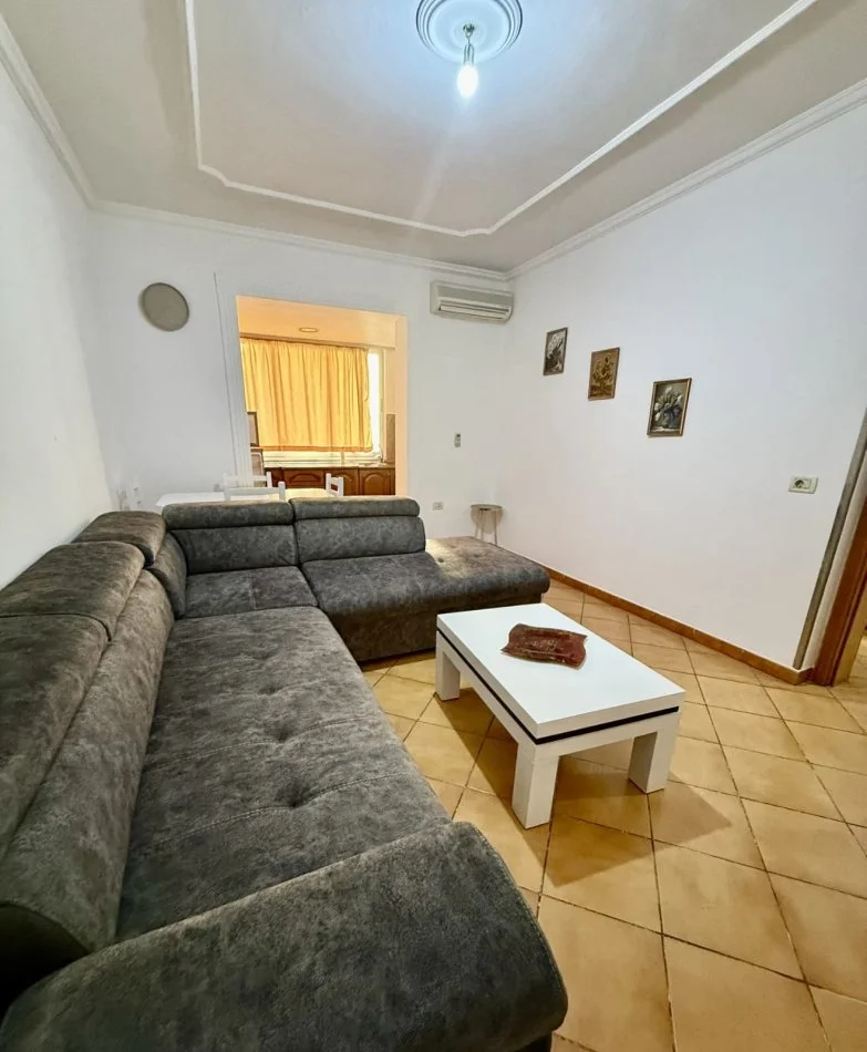 Tirane, jepet me qera apartament 2+1 Kati 5, 450 € (Brryli)