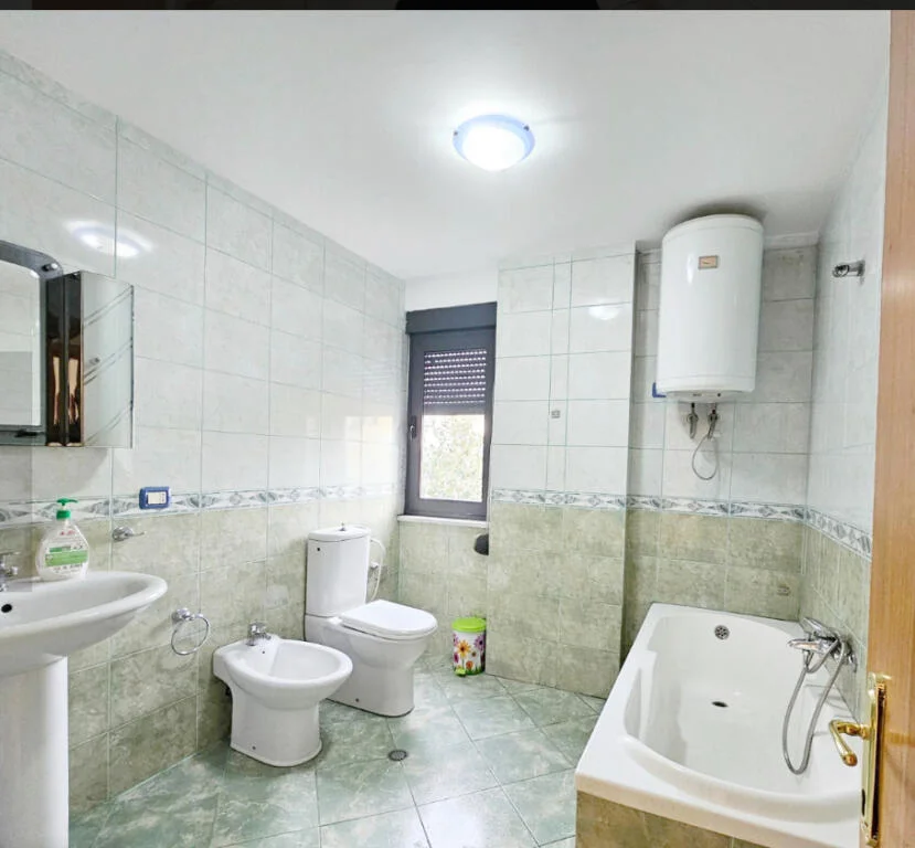 jepet me qera , 950 €