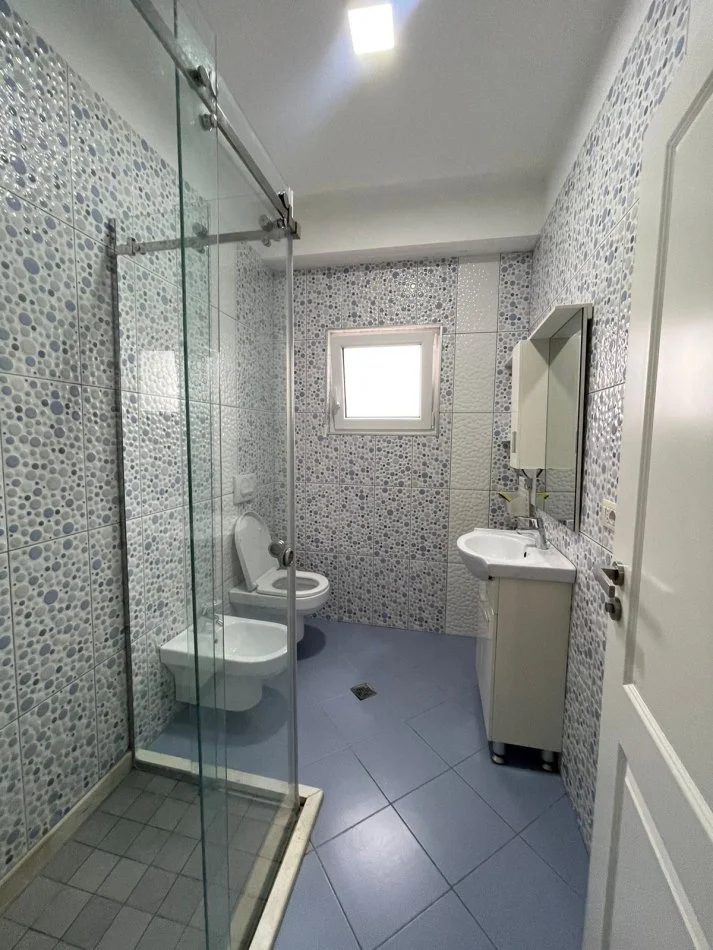 Tirane, jepet me qera shtepi 2 Katshe Kati 2, 300 m² 2.000 € (Rruga e vilave)