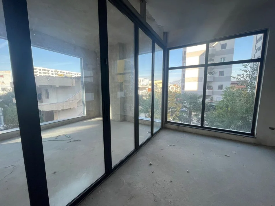 Tirane, jepet me qera ambjent biznesi Kati 2, 900 € 