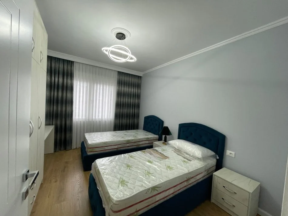 Tirane, jepet me qera apartament 2+1+Ballkon Kati 4, 120 m² 800 € (Rruga Muhamed Gjollesha)