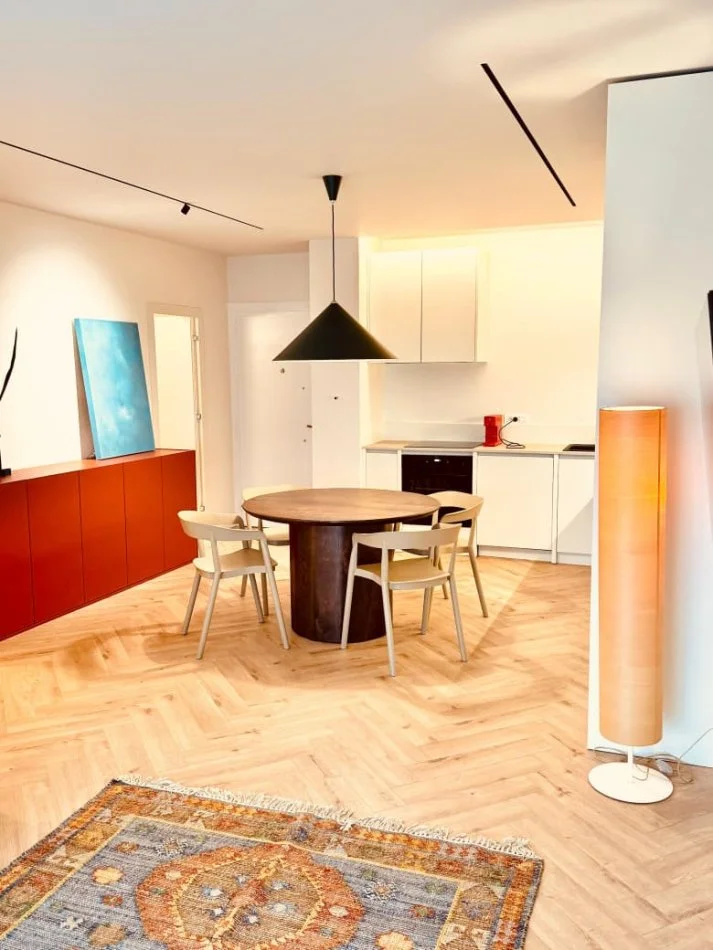 Tirane, jepet me qera apartament 2+1+Ballkon , 800 € (Shkolla e Kuqe)