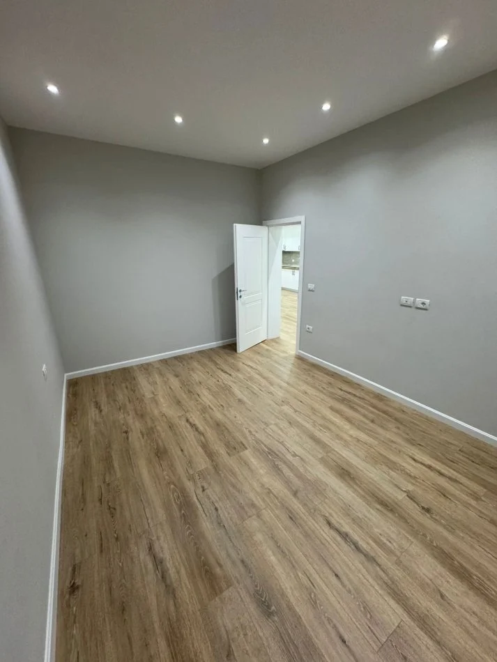 Tirane, jepet me qera apartament 3+1+Ballkon Kati 2, 120 m² 500 € (Laprake)