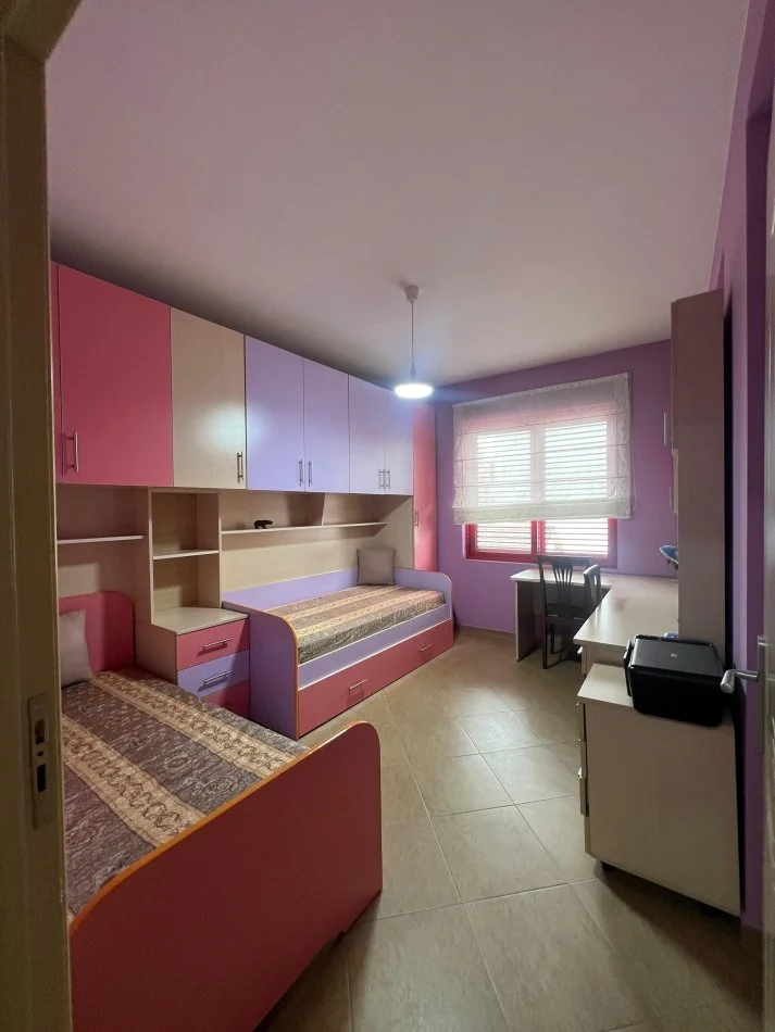 Tirane, jepet me qera apartament 3+1+Ballkon Kati 4, 850 € (Rruga dritan hoxha zogu i zi)