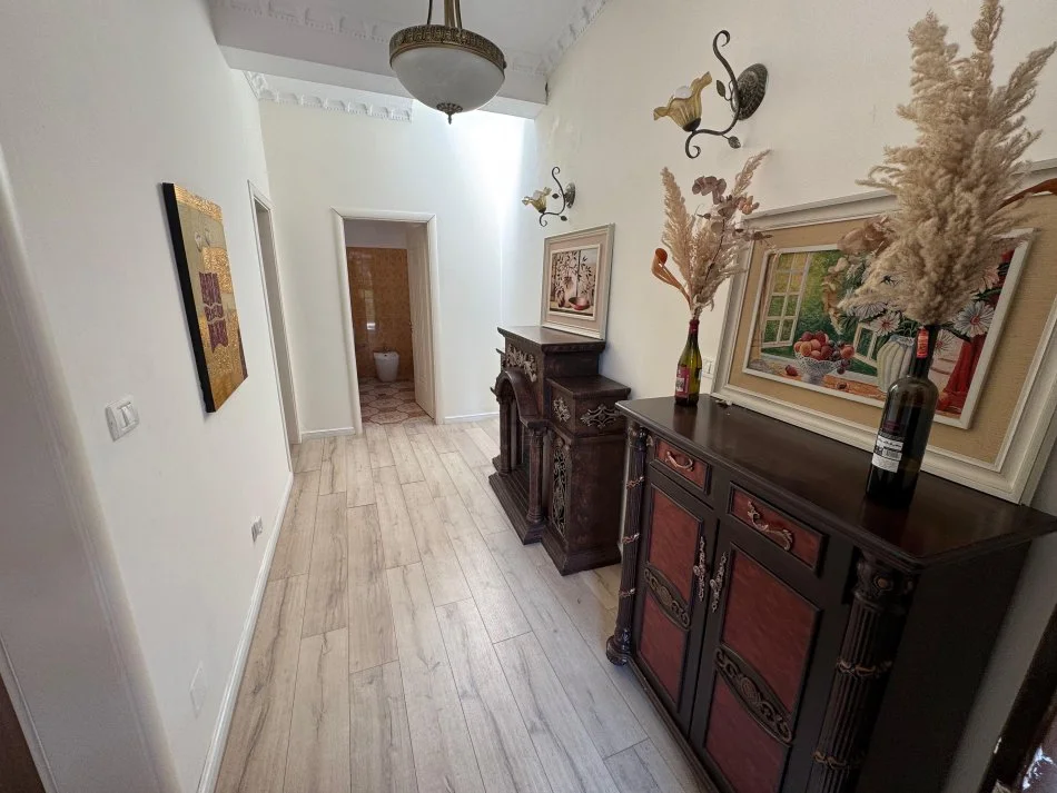 Tirane, jepet me qera apartament 3+1 Kati 1, 100 m² 750 € (Rruga him kolli)