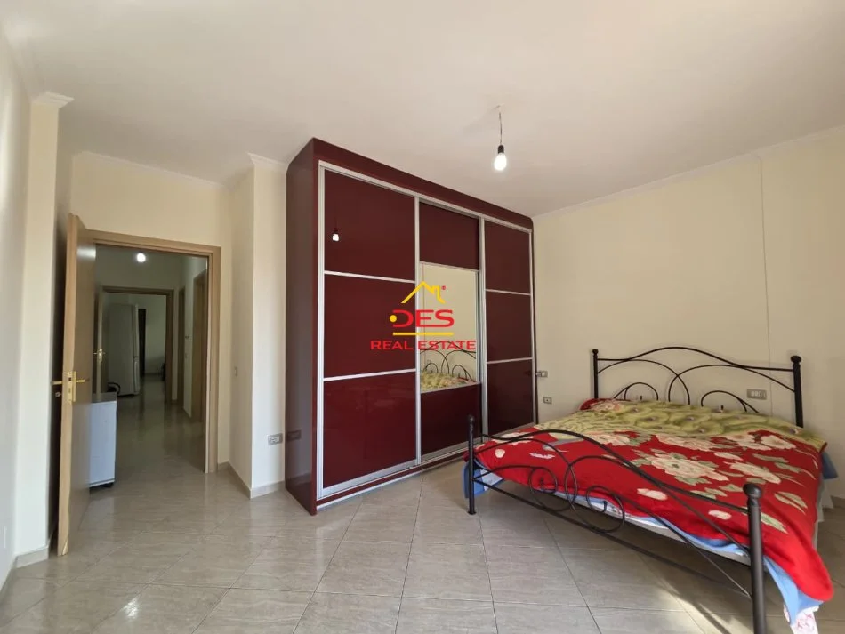 Vlore, jepet me qera apartament 1+1+Ballkon Kati 5, 120 m² 400 € (Rruga Mis Durhan)