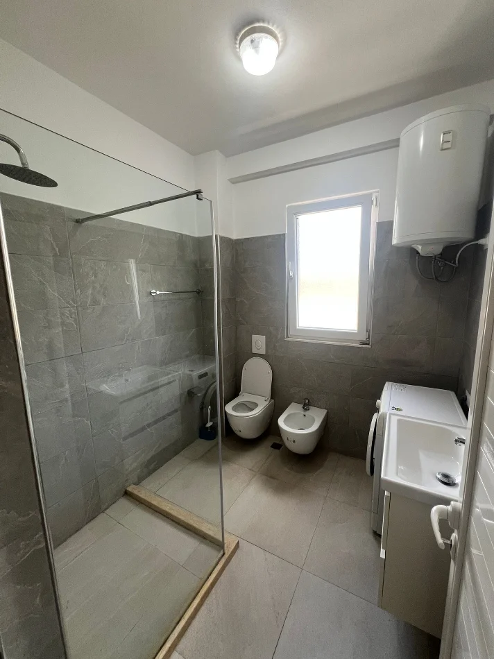 Tirane, jepet me qera apartament 1+1+Ballkon Kati 2, 60 m² 450 € (QSUT)