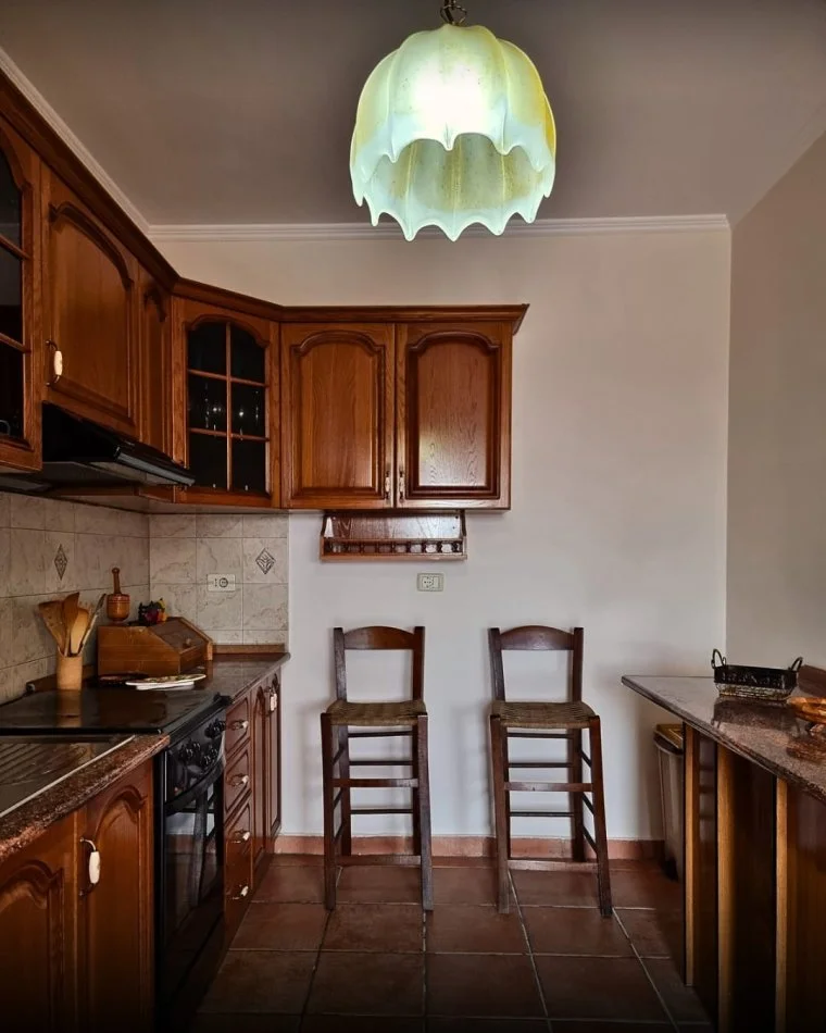 Tirane, jepet me qera apartament 3+1+Ballkon Kati 2, 250 m² 1.200 € (STADIUMI DINAMO)