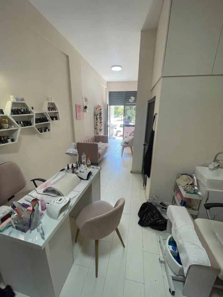 Tirane, jepet me qera ambjent biznesi Kati 0, 30 m² 450 € (Prane Square 21)