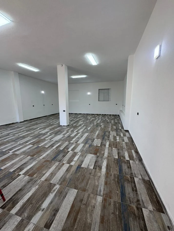 Tirane, jepet me qera magazine Kati 0, 120 m² 700 € (Rruga Tonin Harapi Kodra Priftit)