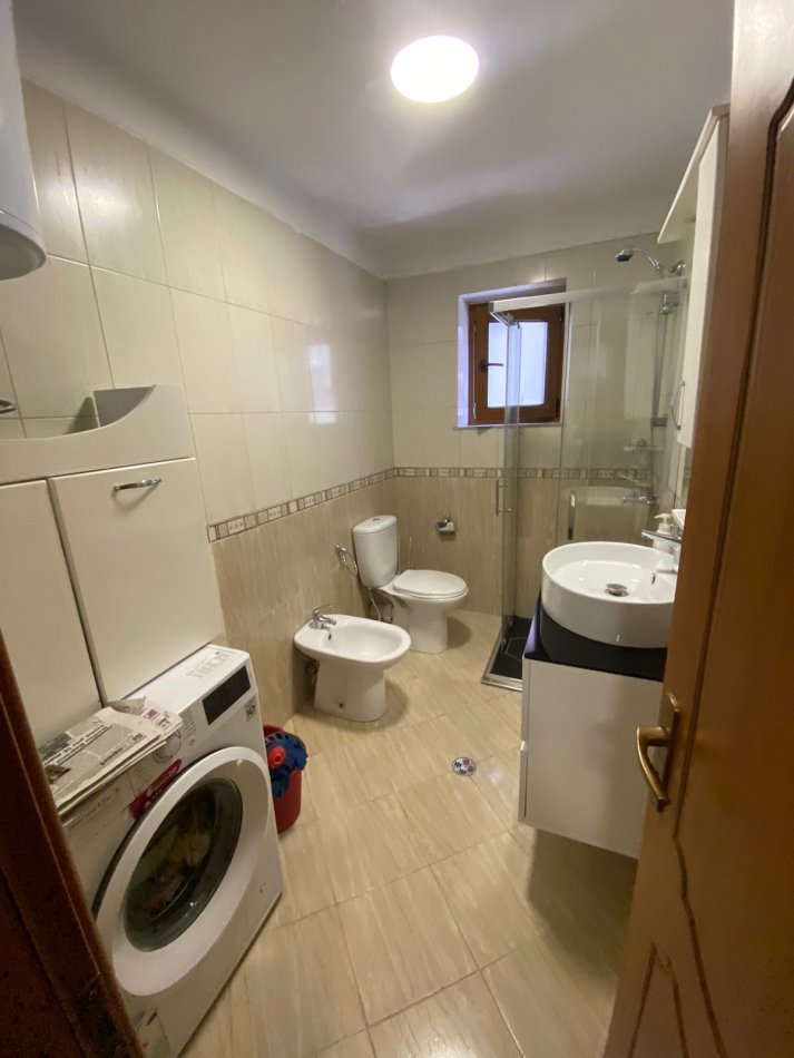 Tirane, jepet me qera apartament 1+1+Ballkon Kati 1, 65 m² 600 € (Myslym Shyri te karburant kastrati afer shkolles Faik Konica)
