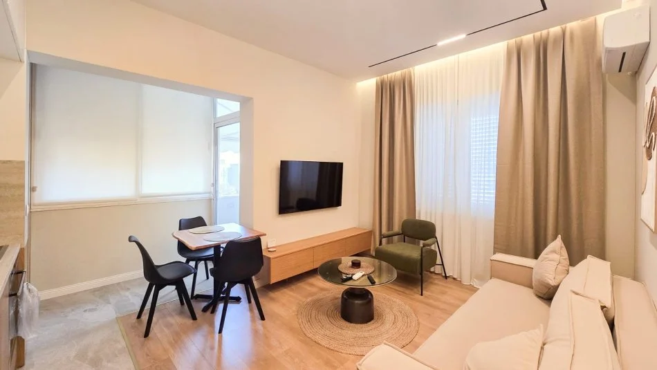 Tirane, jepet me qera apartament 1+1 Kati 4, 65 m² 700 € (Rruga e Barrikadave)