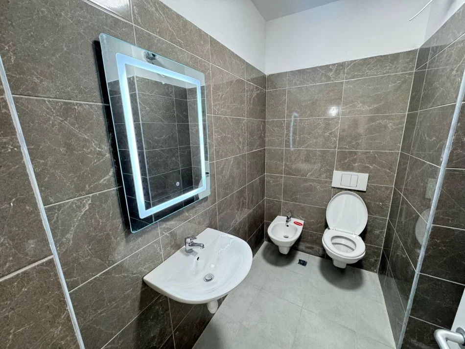 Tirane, jepet me qera apartament 1+1 Kati 2, 65 m² 350 € (Zonja curre)