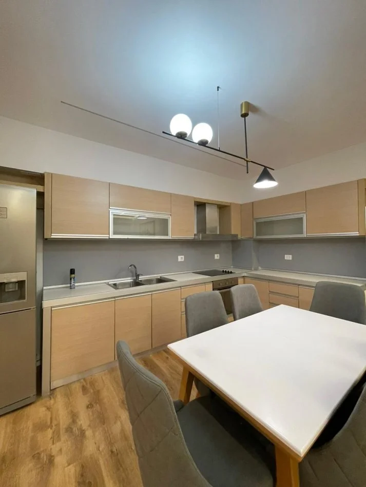 Tirane, shitet apartament 1+1 Kati 4, 75 m² 165.000 € (Komuna e Parisit)