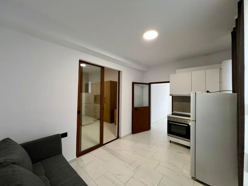 Tirane, jepet me qera apartament 1+1+Ballkon Kati 2, 55 m² 300 € (Rruga Mihal Grameno)