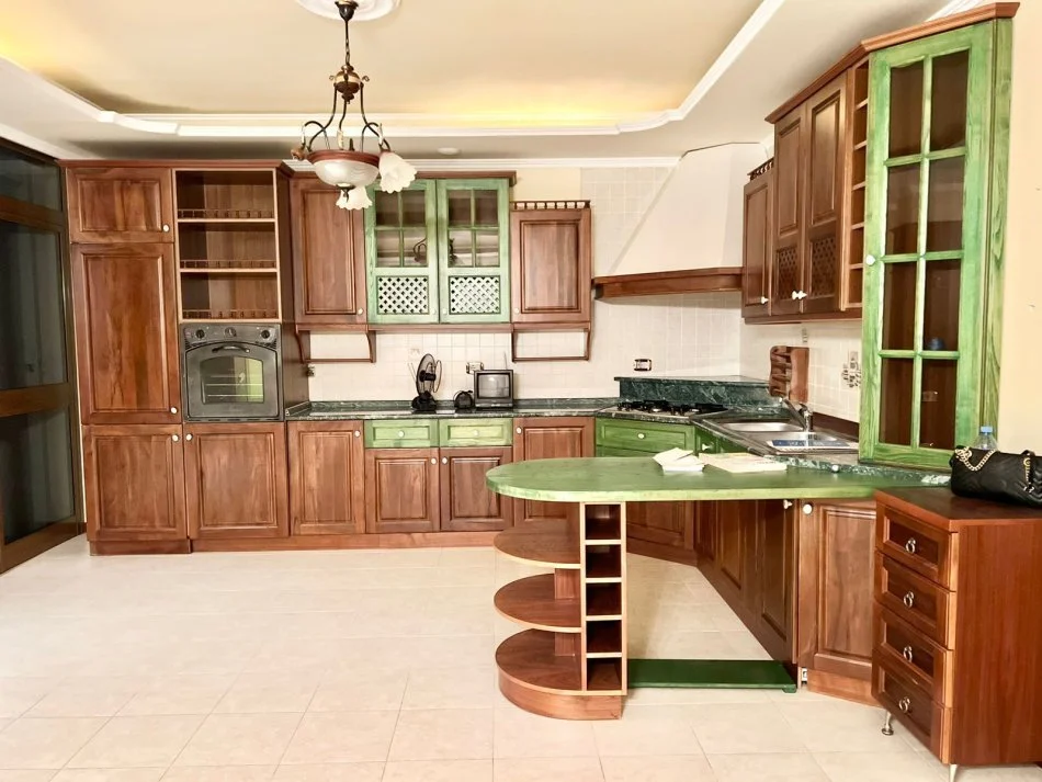 Tirane, jepet me qera ambjent biznesi Kati 4, 140 m² 1.300 € (bulevardi bajram curri)