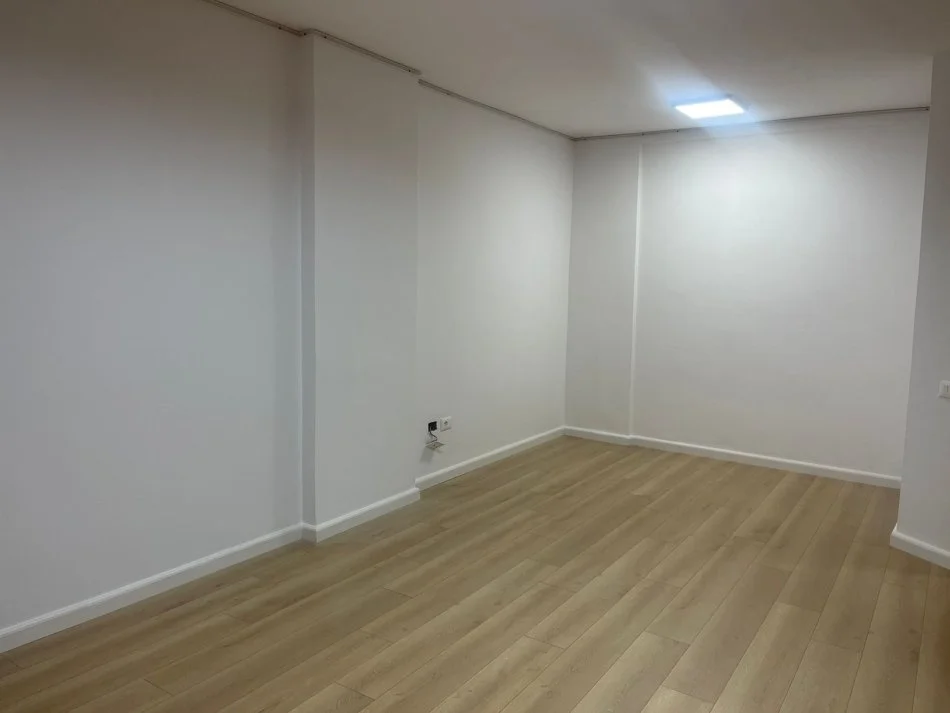 Tirane, jepet me qera ambjent biznesi Kati 1, 120 m² 1.000 € (Rruga e Bogdaneve)