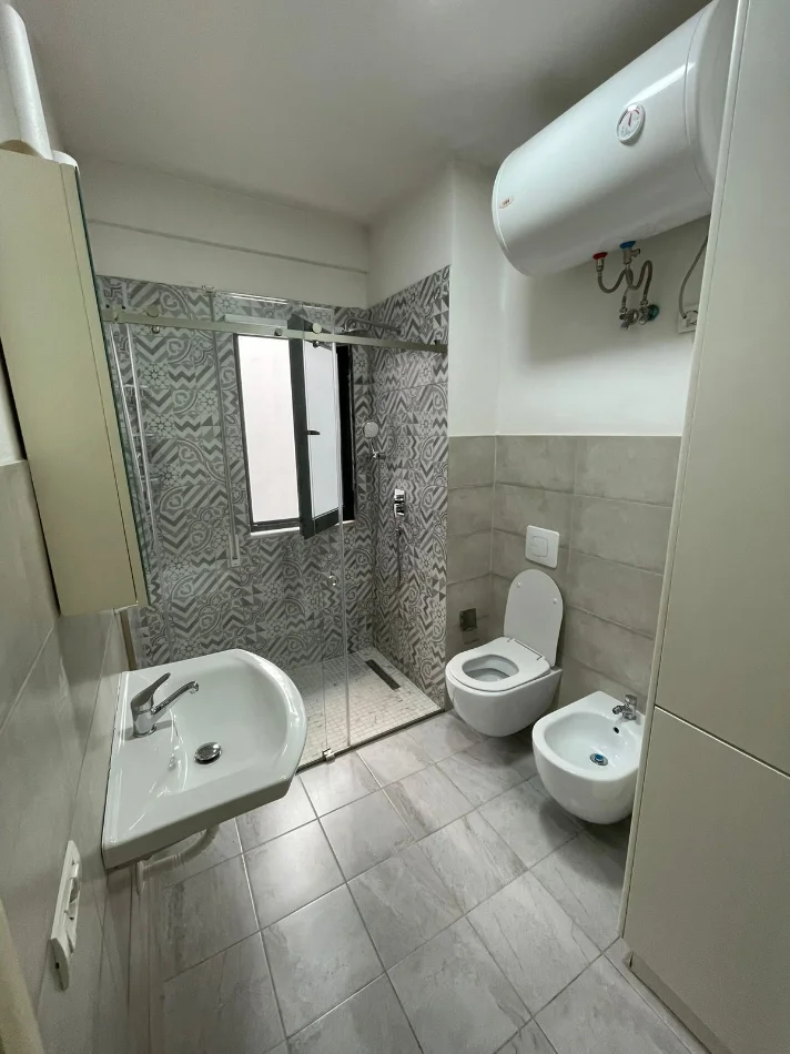 Tirane, jepet me qera 1+1 , 500 € 