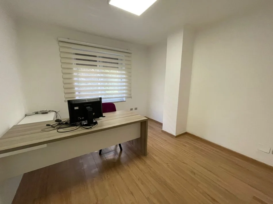Tirane, jepet me qera zyre Kati 1, 60 m² 500 € (Komuna e Parisit)