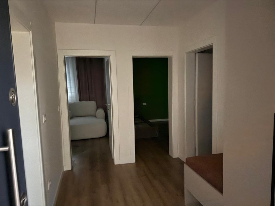 Tirane, jepet me qera apartament i ri!  2+1+Ballkon Kati 3, 80 m² 850 € (prane Poliklinikes Lagjja 9, Tirane)