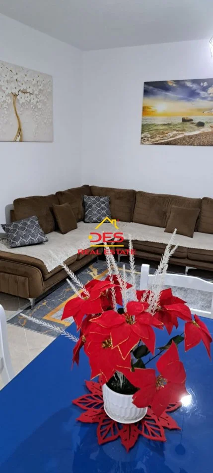 Vlore, jepet me qera apartament 1+1+Ballkon Kati 8, 70 m² 400 € (Lungomare)