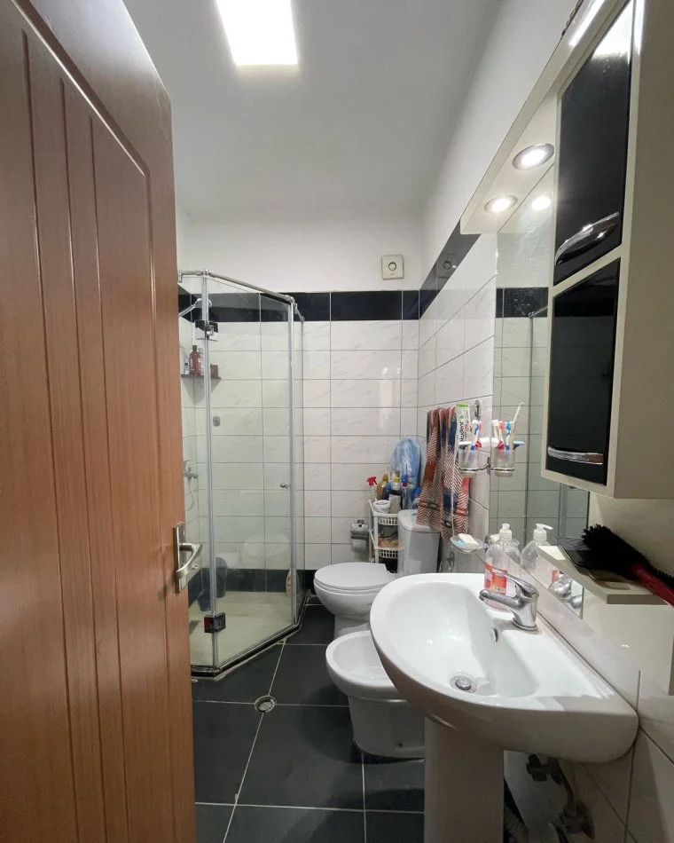 Tirane, jepet me qera apartament 2+1+Ballkon Kati 4, 100 m² 450 € (rruga Besim Alla)