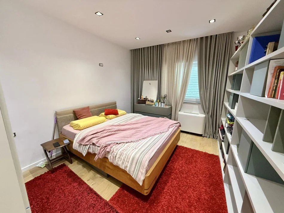 Tirane, jepet me qera apartament 2+1+Aneks+Ballkon Kati 3, 100 m² 1.000 € (Rruga Cameria)