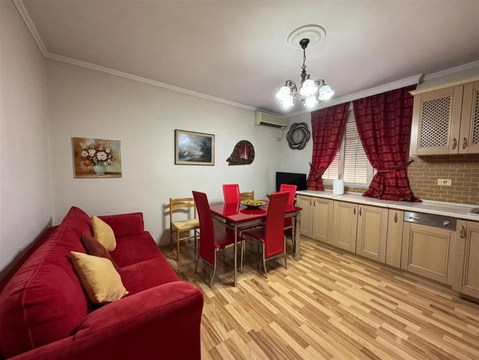 Tirane, jepet me qera apartament 1+1+Ballkon Kati 3, 90 m² 630 € 