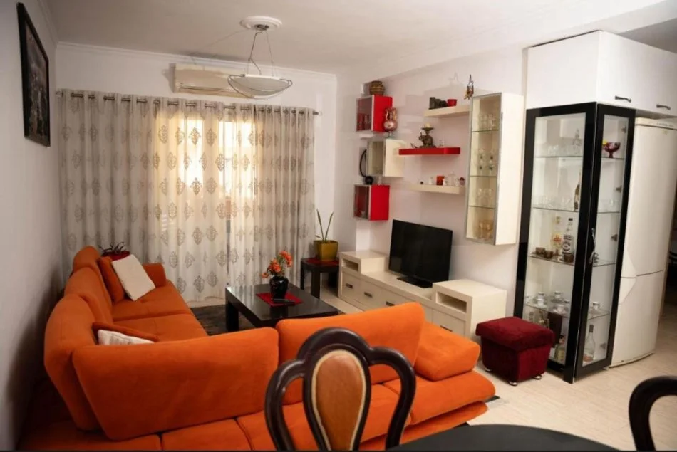 Tirane, jepet me qera apartament 3+1+Aneks Kati 7, 115 m² 700 € (Komuna e Parisit)
