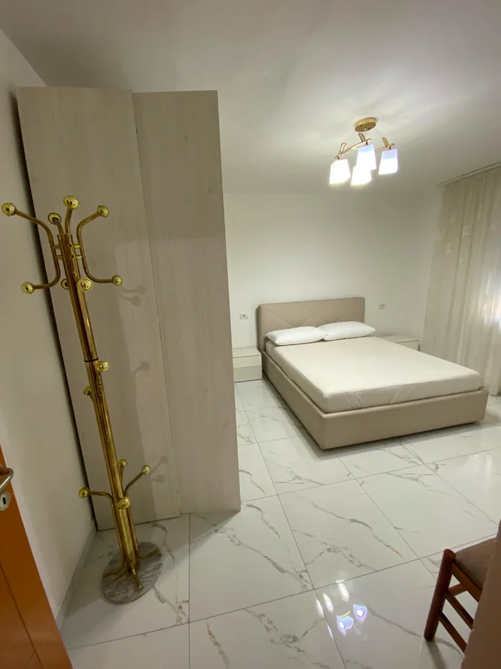 Tirane, jepet me qera apartament 3+1+Aneks+Ballkon Kati 3, 600 € (spitali qsut)