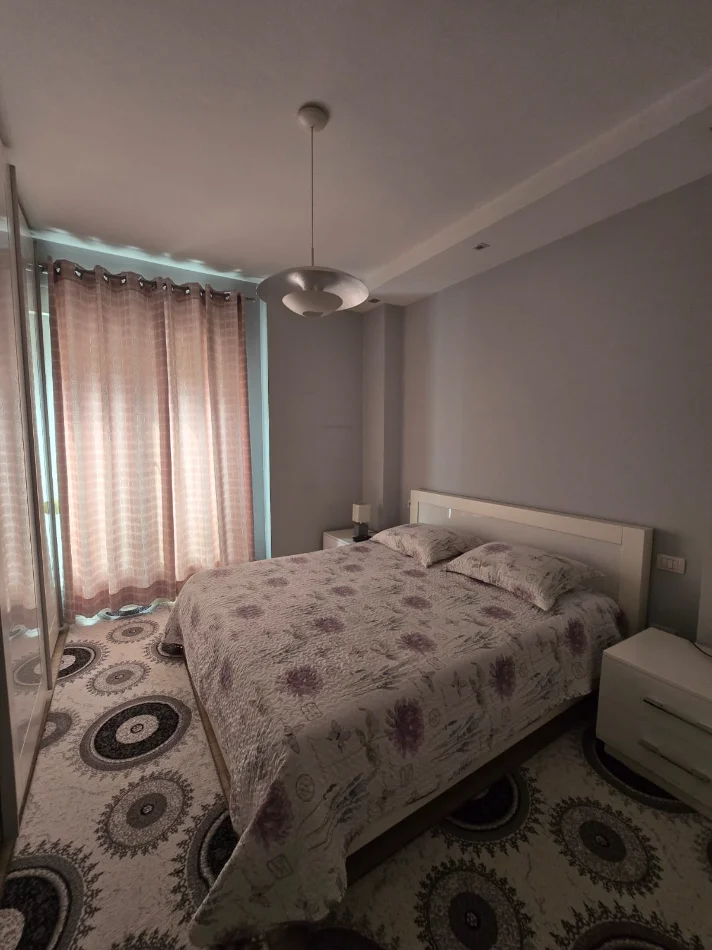 Tirane, jepet me qera apartament 2+1 Kati 4, 80 m² 600 € (Kompleksi Kontakt)