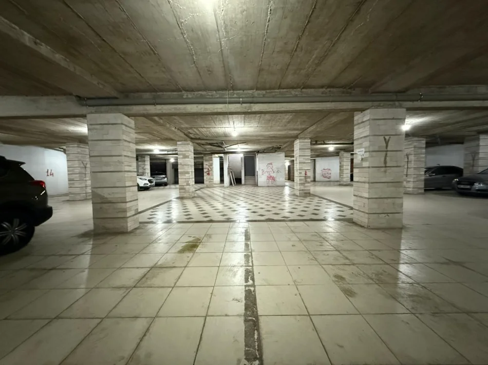 Tirane, jepet me qera garazh | post parkimi Kati -1, 15.000 m² 4.000 € (Pallatet e Verdha)