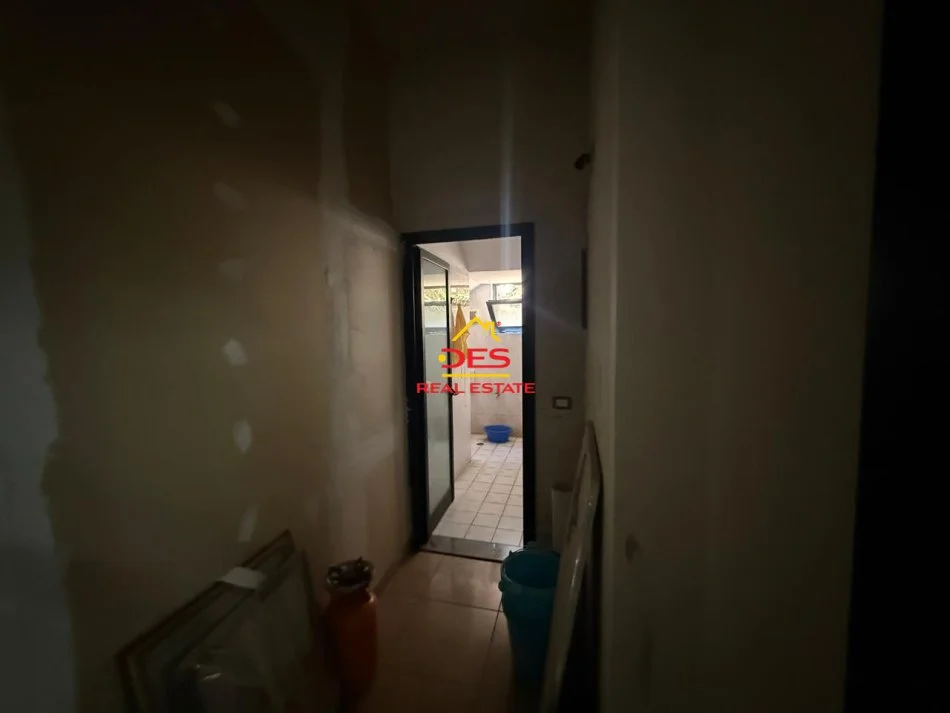 Vlore, jepet me qera ambjent biznesi Kati 0, 250 m² 1.200 € (Rruga Sadik Zotaj)