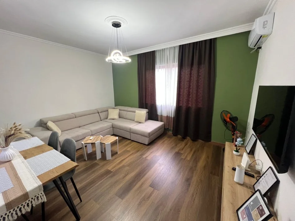 Tirane, jepet me qera apartament 2+1+Ballkon Kati 3, 90 m² 850 € (sheshi willson)