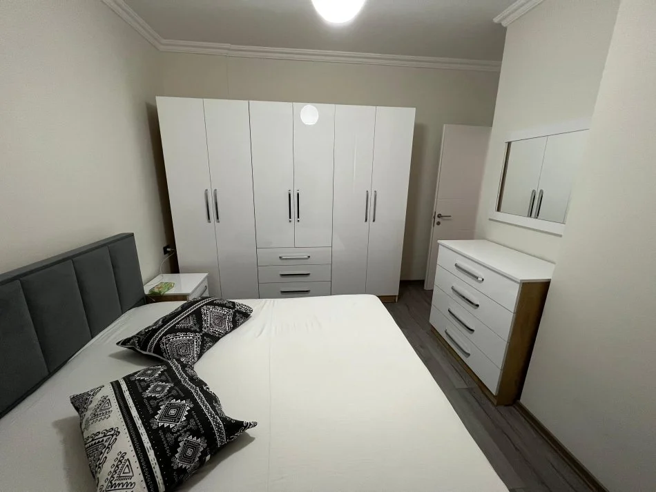 Tirane, jepet me qera apartament 1+1+Ballkon Kati 5, 60 m² 650 € (Kompleksi Delijorgji)