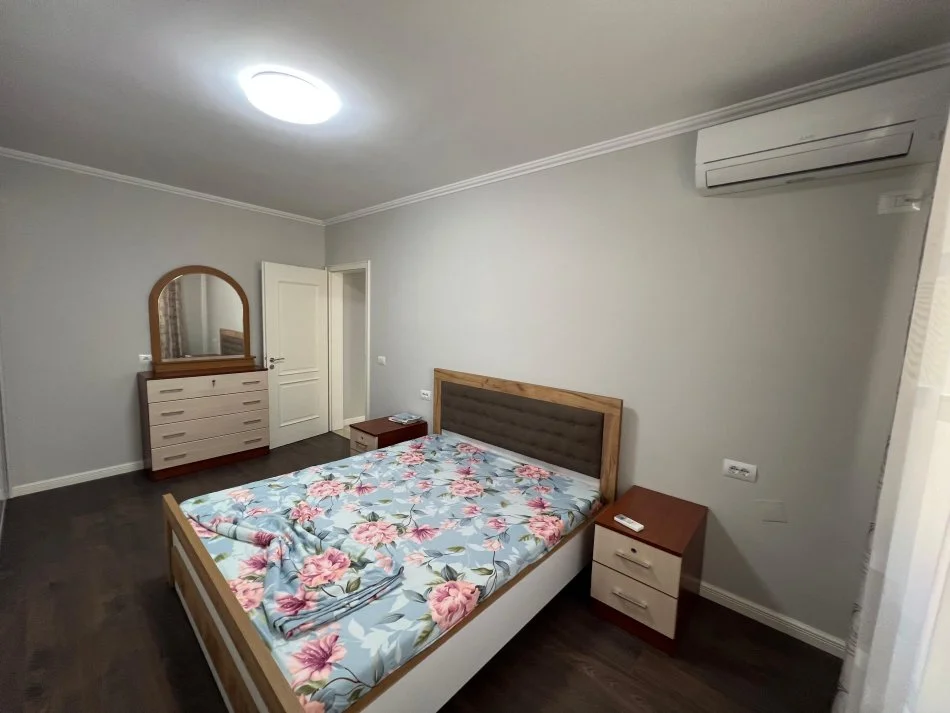 Tirane, jepet me qera apartament 2+1 Kati 4, 97 m² 1.000 € (Selvia)