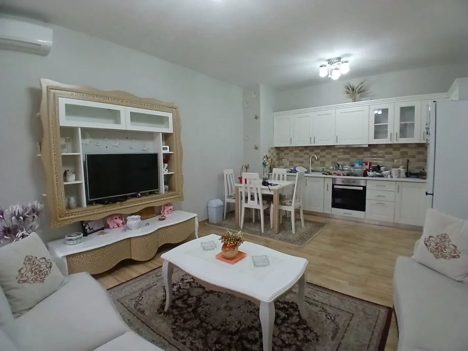 Tirane, jepet me qera apartament 2+1+Ballkon Kati 1, 90 m² 580 € 