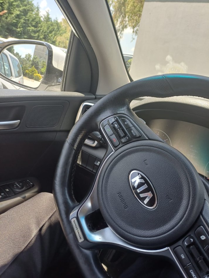 Tirane, shes makine KIA sport Nafte, e bardhë, automatike, me Kondicioner, me 205.000 km  per 11.500 € .