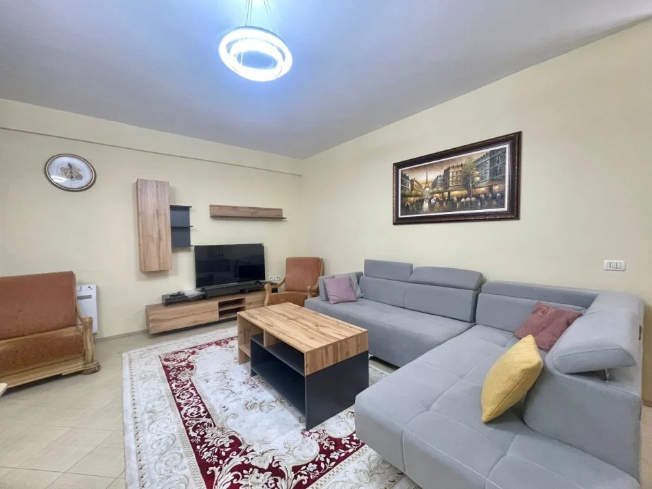 Tirane, jepet me qera apartament 2+1+Ballkon Kati 2, 120 m² 700 € (rruga Shkelqim Fusha)