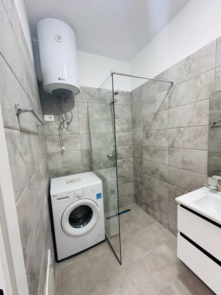 Tirane, jepet me qera apartament 2+1+Ballkon Kati 2, 130 m² 650 € 