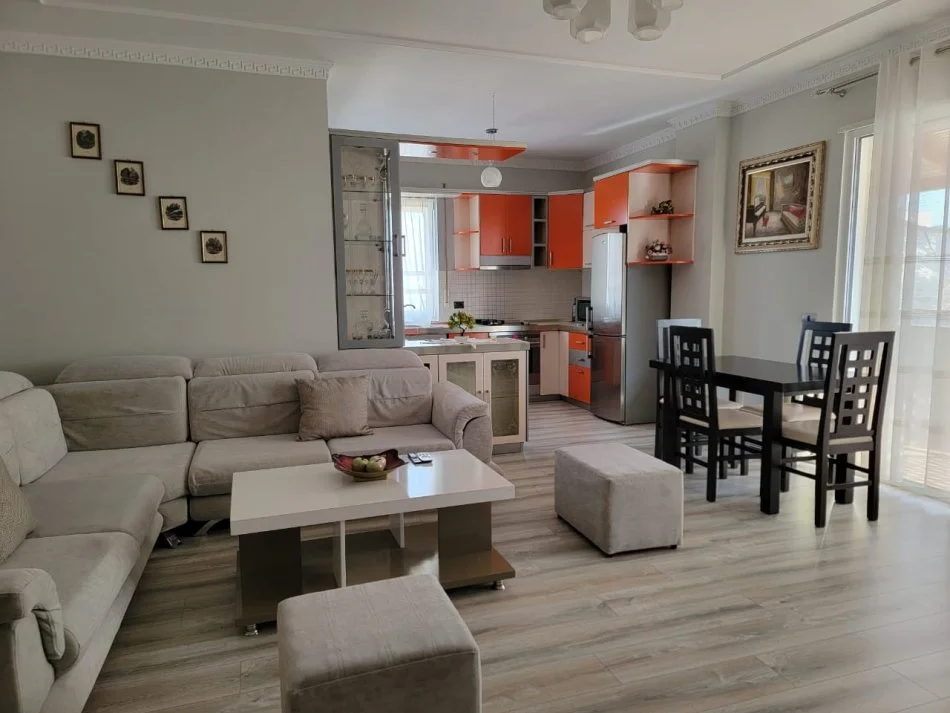Tirane, jepet me qera apartament 2+1 , 125 m² 900 € (Parku Olimpik)