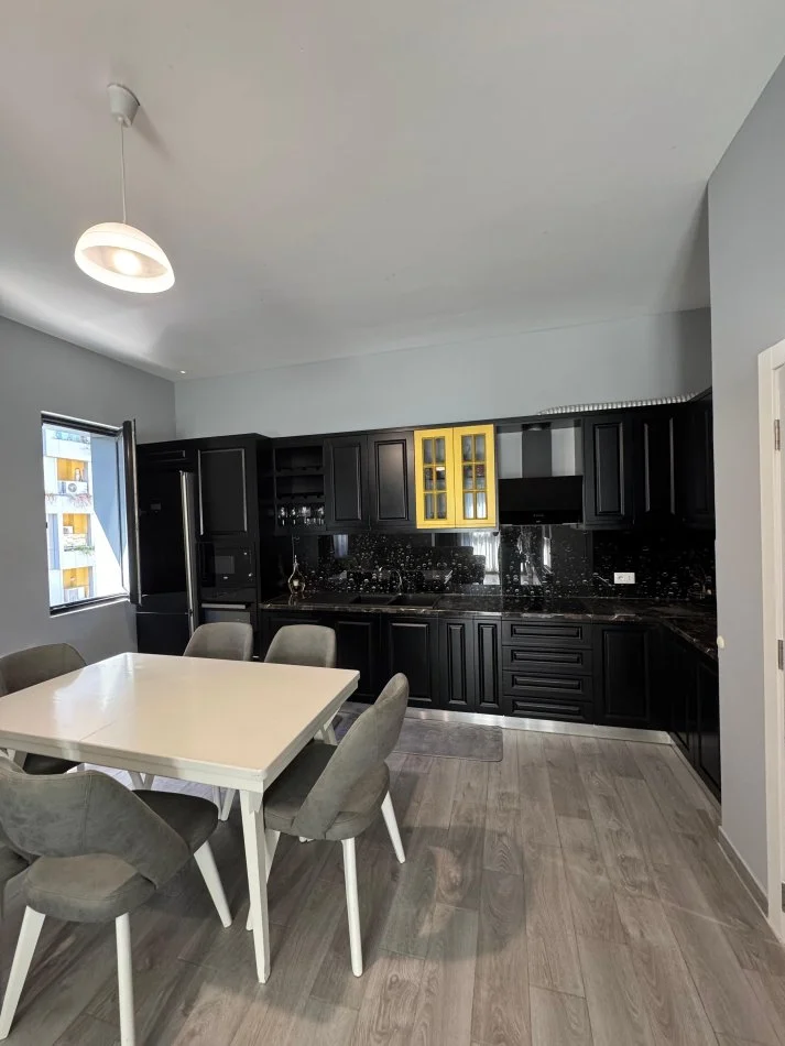 Tirane, jepet me qera apartament 3+1+Ballkon Kati 5, 135 m² 1.200 € (Square 21 Apartament 3+1+2+2+Post Parkimi Per Qera Mobilim Luksoz)