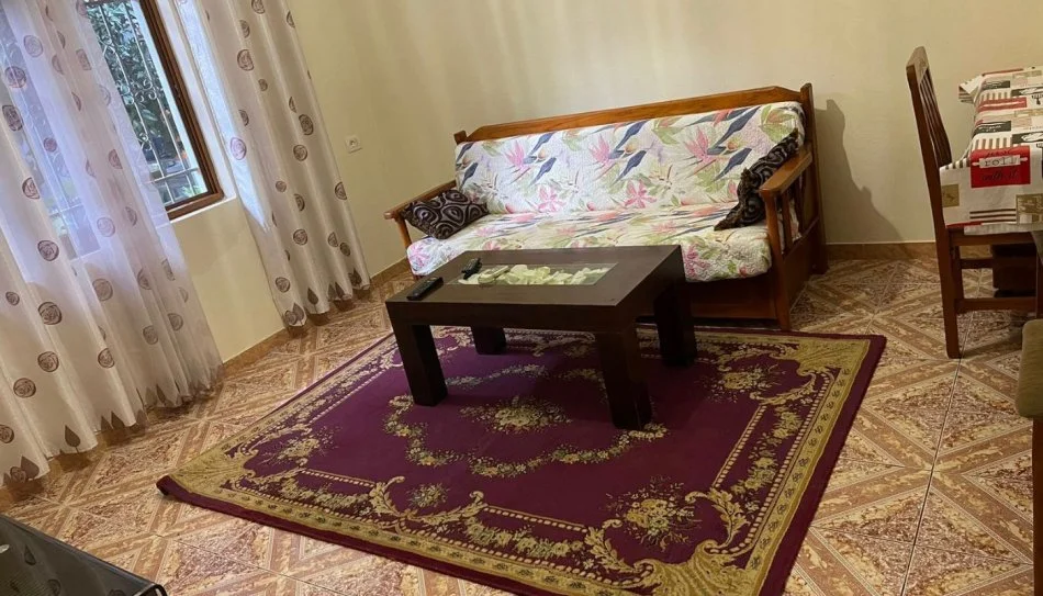 Tirane, jepet me qera Vile 1+1 , 45.000 € (Prane Restorant Gjeli)